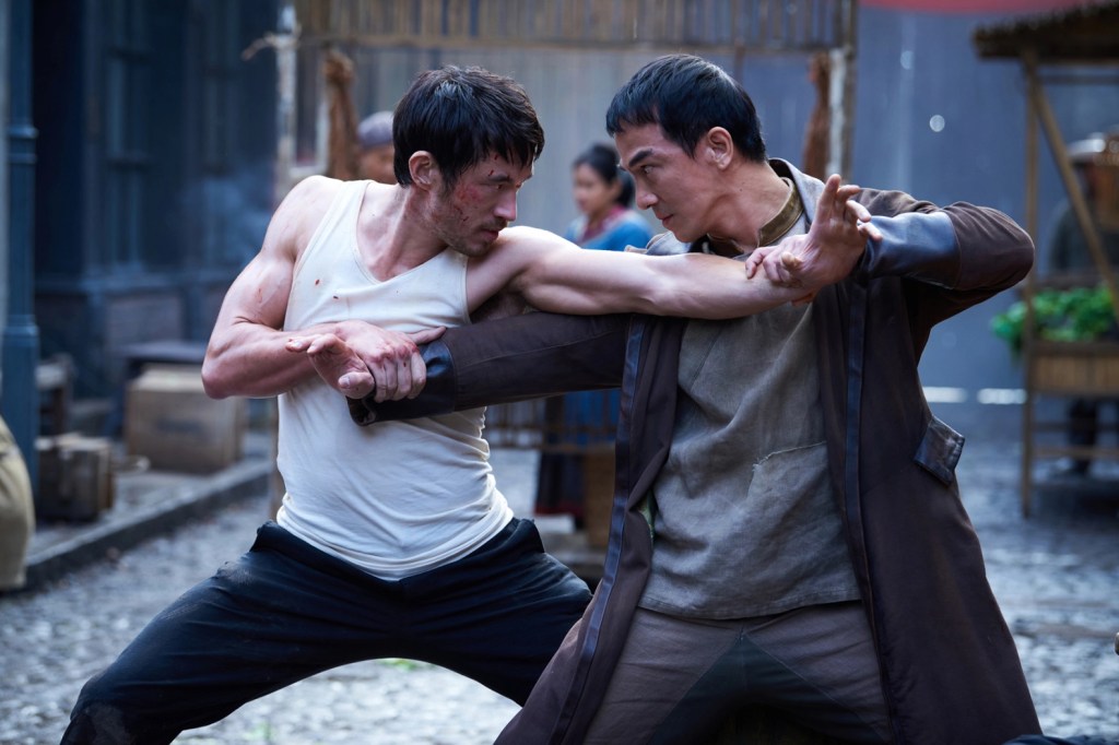 Andrew Koji (izquierda) como Ah Sahm y Joe Taslim como Li Yong .